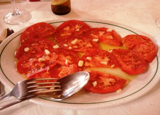 Espectacular el tomate aliñado de Adela Etxea